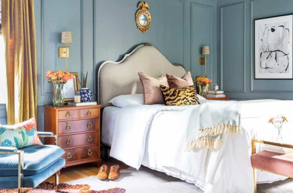 Kamar remaja dengan hiasan dinding cermin antik yang mencerminkan gaya Eropa klasik